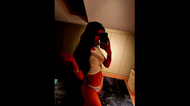 Ece Ronay: Beyaz Tanga Crop Top Selfie Odada - Türk İfşa