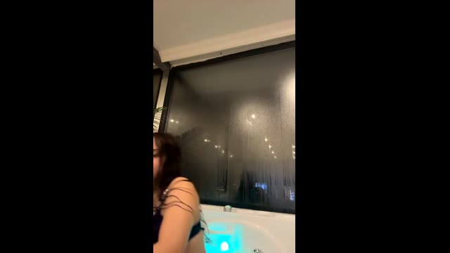 Jakuzide İslak Bikiniyle Göğüslerini Okşuyor - Türk İfşa İzle