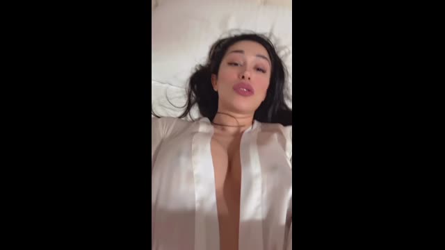 Seyma Mestoglu İfşa — Beyaz Robe İle Yatakta - Türk İfşa